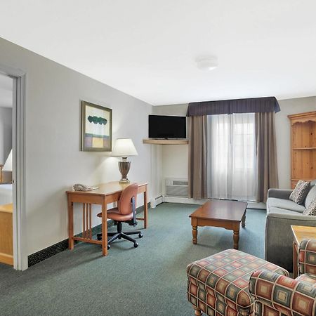 Hotel Baymont By Wyndham Essex Burlington Area Esterno foto