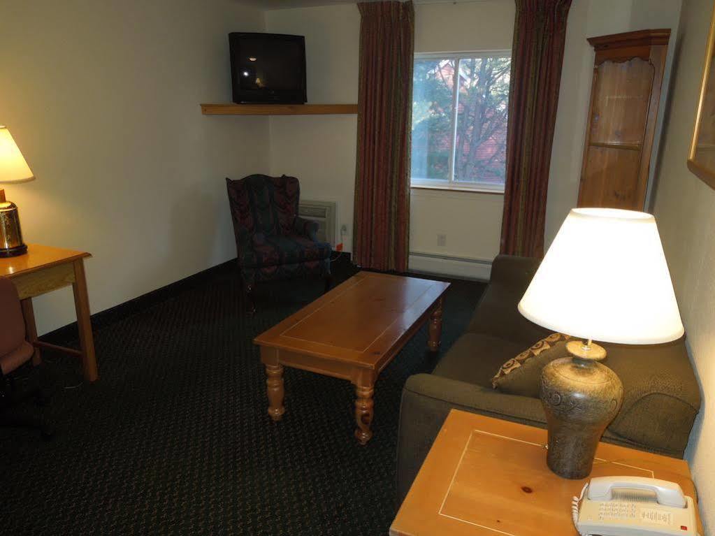 Hotel Baymont By Wyndham Essex Burlington Area Esterno foto
