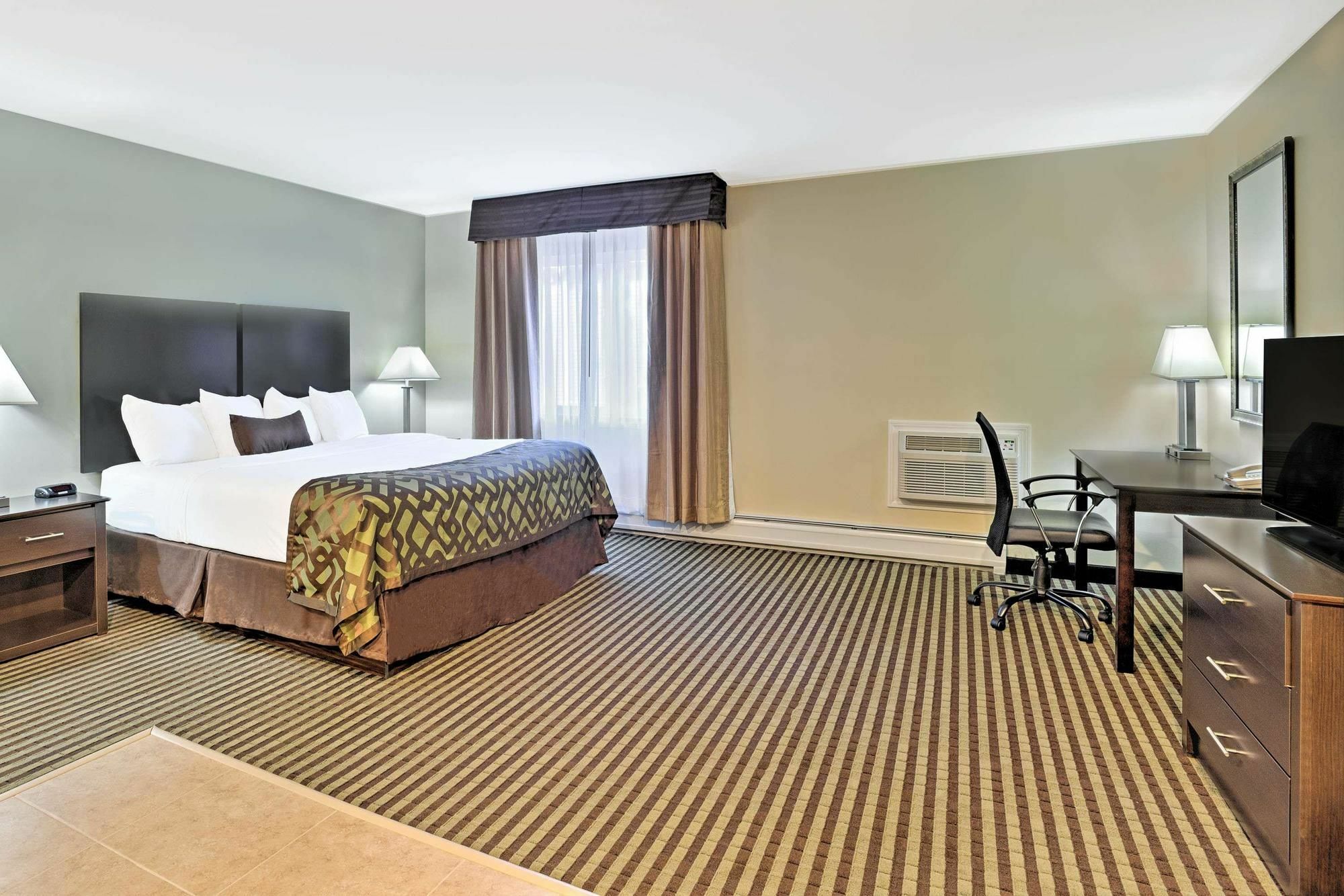Hotel Baymont By Wyndham Essex Burlington Area Esterno foto