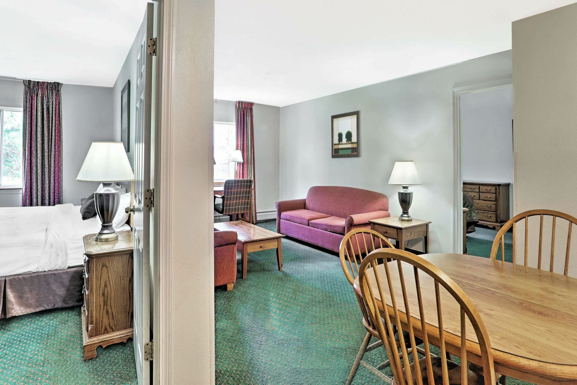 Hotel Baymont By Wyndham Essex Burlington Area Esterno foto